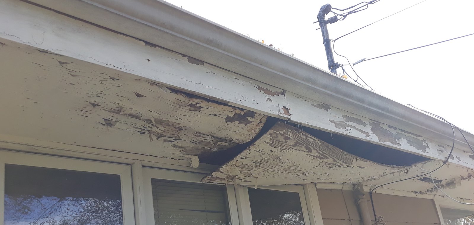 Fascia board rotted through with the soffit pulling away